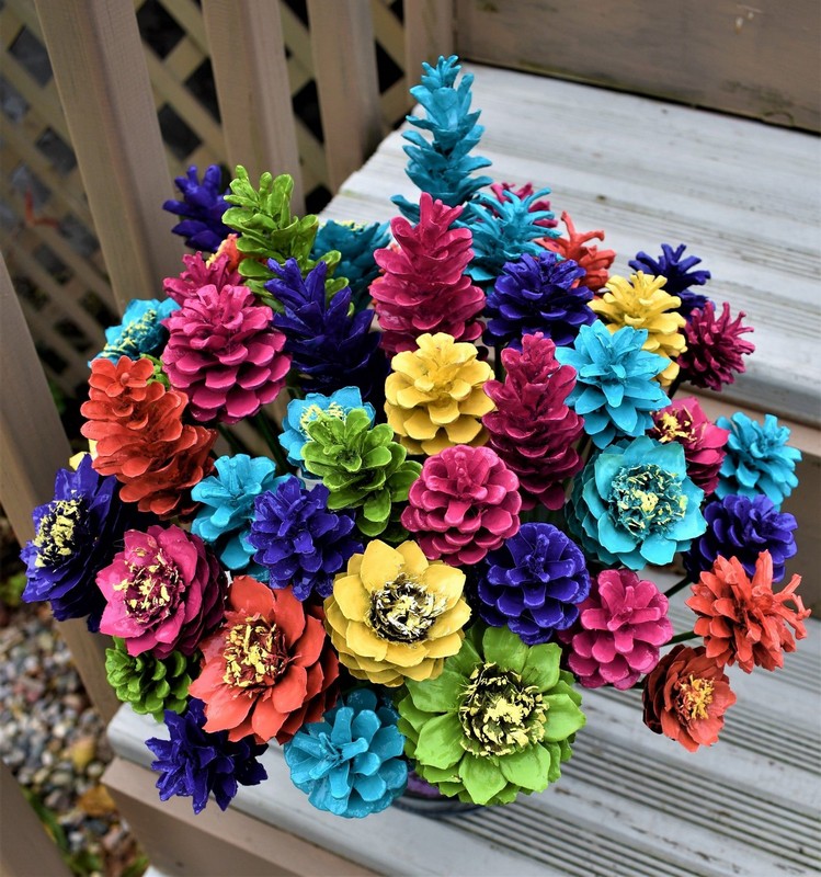 Необычные цветы из шишек