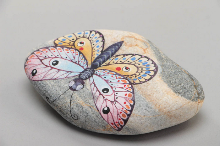 бабочки на камнях