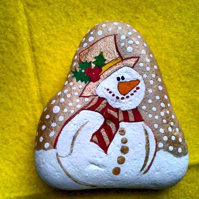 снеговик на камне